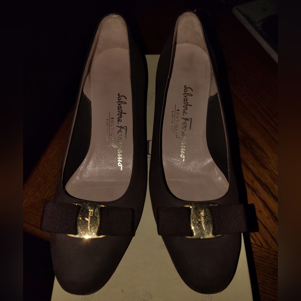Salvatore Ferragamo Brown Suede lillaz Vara Bow Pumps Heel Shoes 8 2A AA